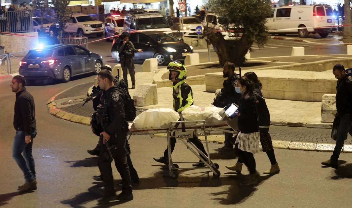 Izraelio policija ir medikai veža pašautą palestiniečio pašautą žydą