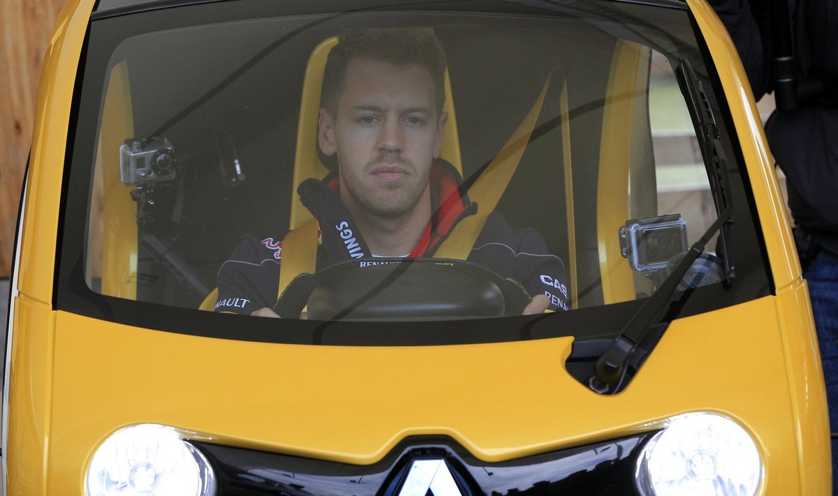 Sebastianas Vettelis vairuoja „Renault“ automobilį