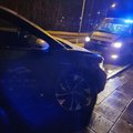 Vilniaus centre „Spark“ įmonės VW apgadino du automobilius ir rėžėsi į šaligatvį