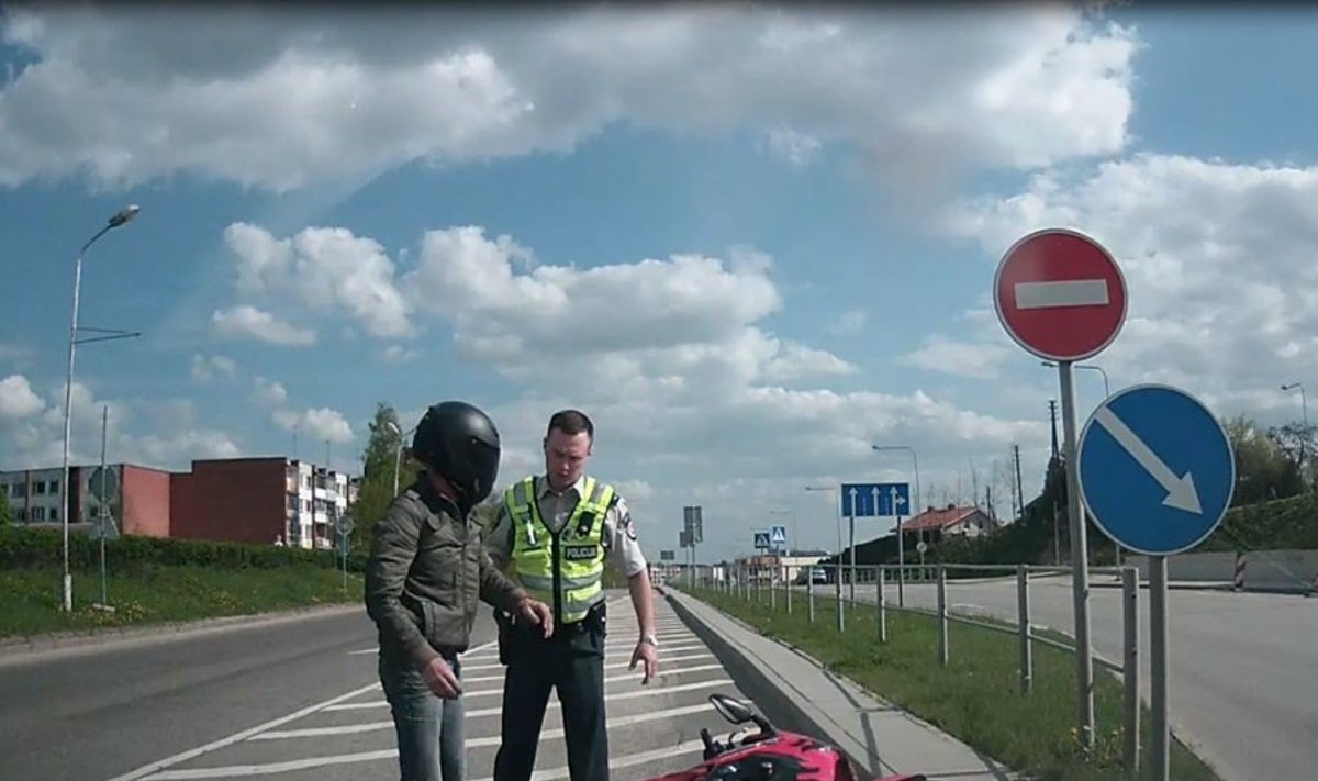 Neblaivus motociklo vairuotojas nesėkmingai bandė pabėgti nuo policijos pareigūnų