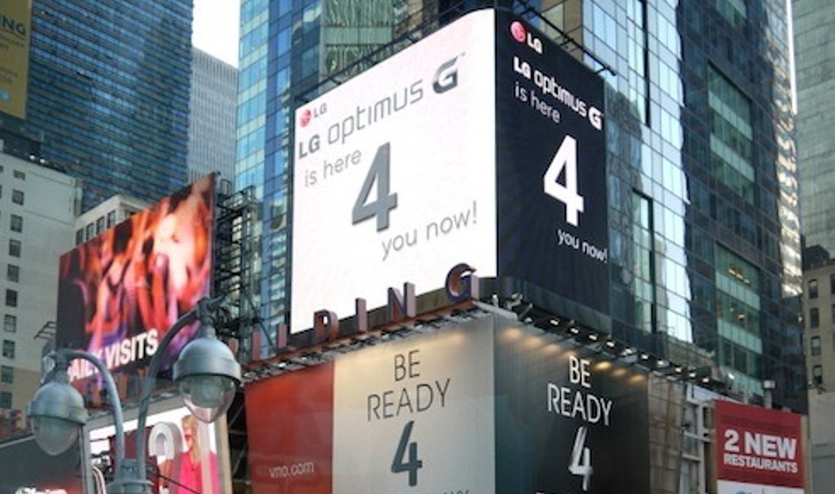LG reklama virš "Samsung" reklamos Times Square aikštėje Niujorke
