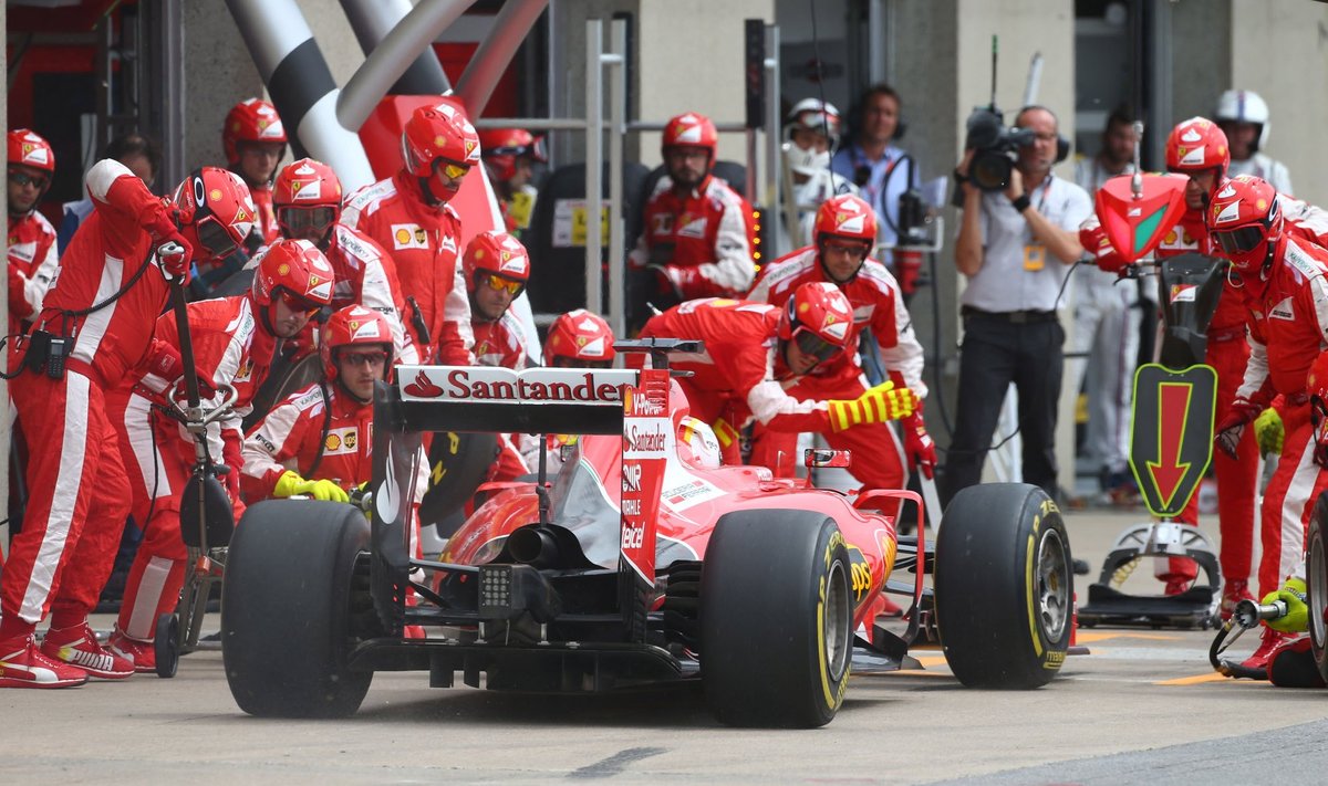 Sebastianas Vettelis ir "Ferrari SF15-T"