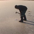 Nepaisydami ugniagesių perspėjimų, žvejai lipa ant ledo