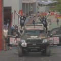 Minią prie Dakaro podiumo išmargino trispalvės