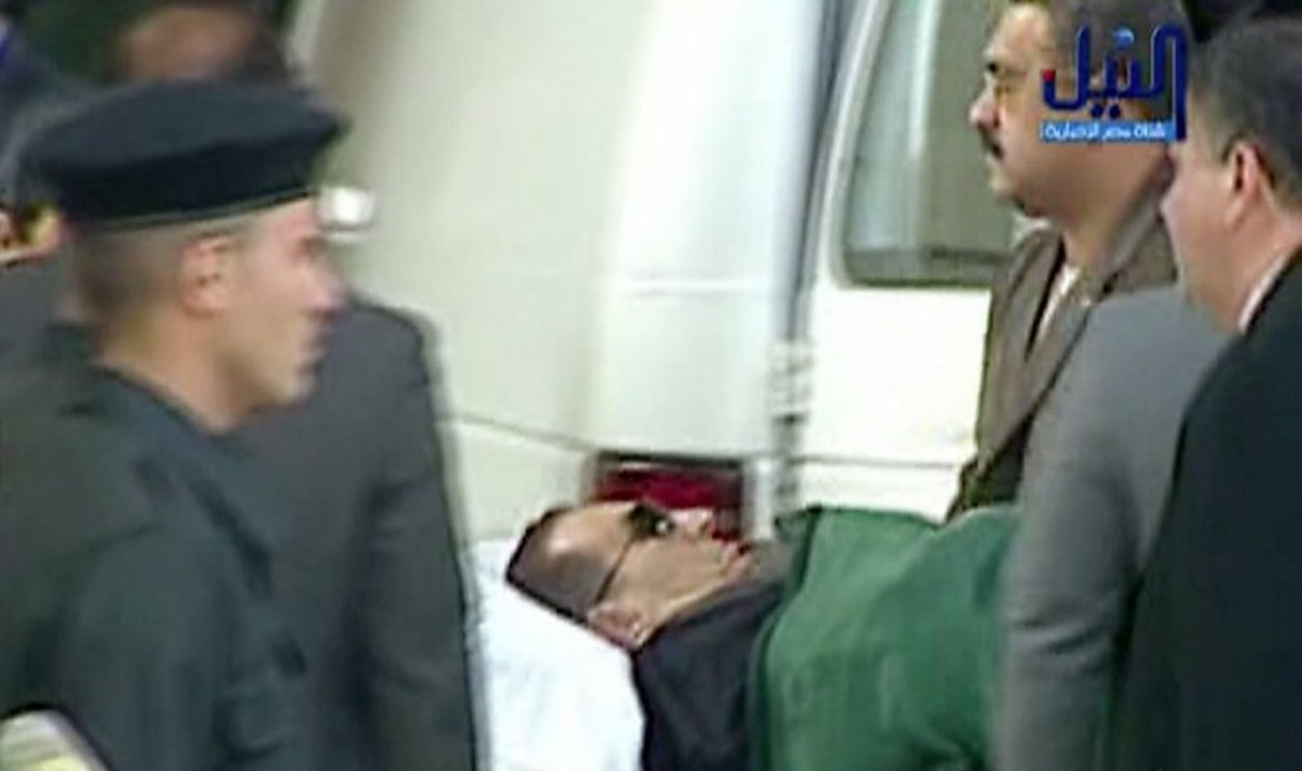 Buvęs Egipto prezidentas į teismo salę atgabentas neštuvuose