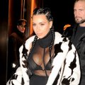 Fotoaparato blykstės peršvietė Kim Kardashian drabužėlius