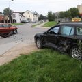 Kaune per avariją vienas automobilių nuskriejo ant šaligatvio
