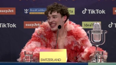 Į Šveicariją sugrįžęs „Eurovizijos“ laimėtojas Nemo: sulaužiau trofėjų, sulaužiau ir kodą