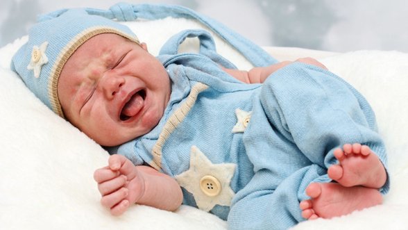 Oftalmologė pataria, kada vertėtų sunerimti dėl ašarojančių kūdikio akių