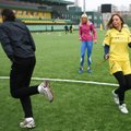 Futbolą su „žalgiriečiais“ žaidusios Mios muzikantės griebėsi triukų kilnodamos savo marškinėlius