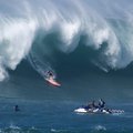 Havajuose siaučiant 12 metrų bangoms surengtos retos banglentininkų varžybos