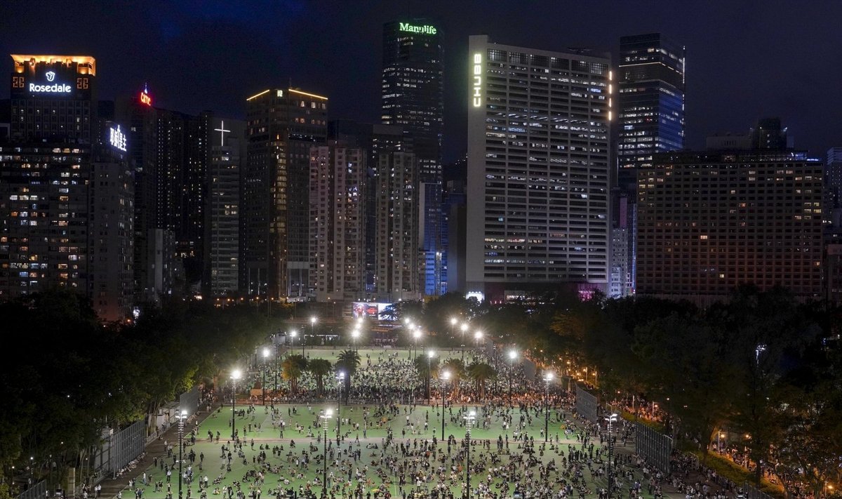 Honkongiečiai nepaisydami draudimo susirinko parke paminėti Tiananmenio metinių