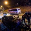 В Вильнюсе управляемый женщиной VW Passat ехал как танк: раздавил ограду и снёс столб