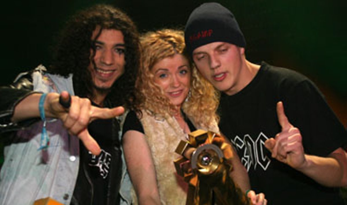 "Skamp" pripažinta geriausia 2004 metų grupe bei pelnė geriausio albumo - "Reach" - apdovanojimą.