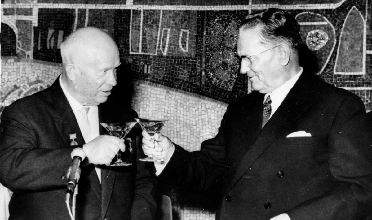 Nikita Chruščiovas taikosi su Josipu Brozu Tito