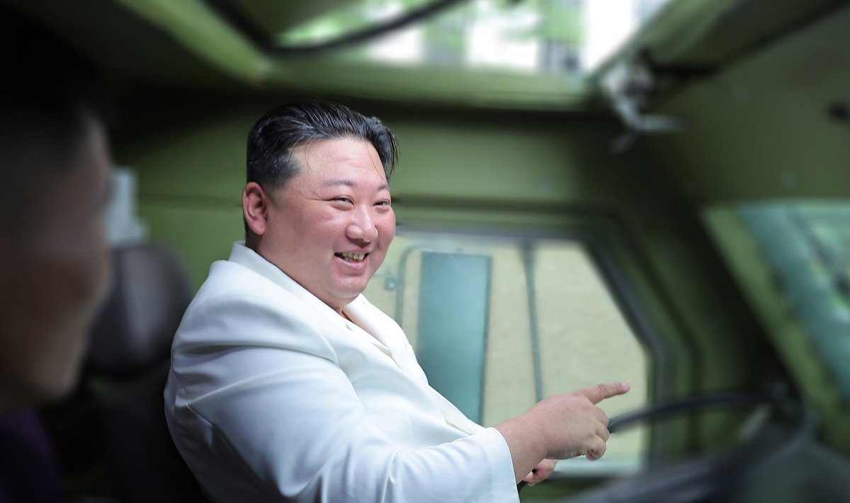 Šiaurės Korėjos lyderis ragina didinti raketų gamybą
