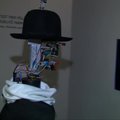 Meno kūrinius vertinantis prancūzų robotas su katiliuku