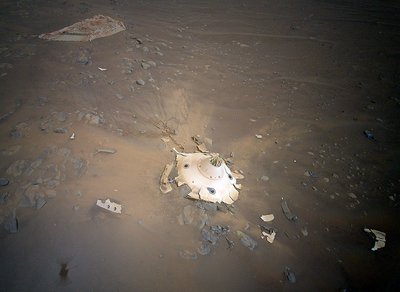 Sudužusio erdvėlaivio liekanos Marse.