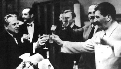 SSRS ir Vokietijos nepuolimo sutarties (vadinamojo Ribentropo–Molotovo pakto) pasirašymas. Pirmas iš kairės J. Ribentropas, dešinėje J. Stalinas ir V. Molotovas. Kremlius, 1939 m. rugpjūčio 23 d., leidyklos „Briedis“ nuotr.