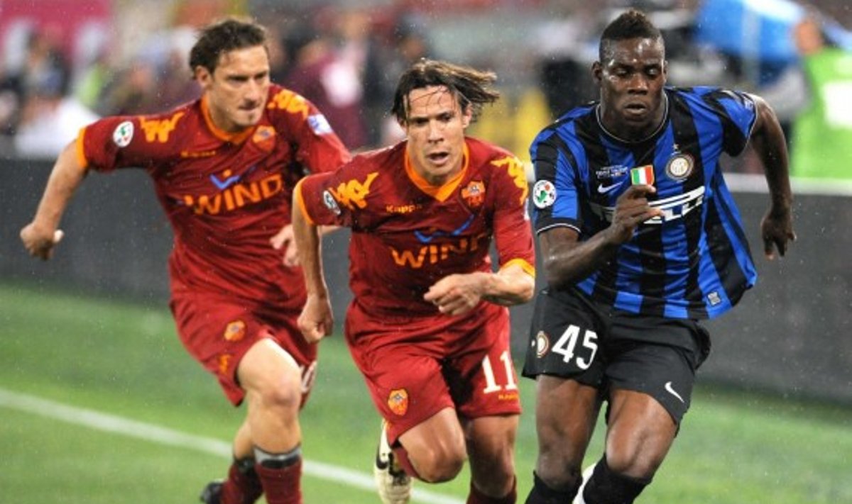 Franceso Totti ir Rodrigo Taddei (abu "Roma") persekioja Mario Balotelli ("Inter")