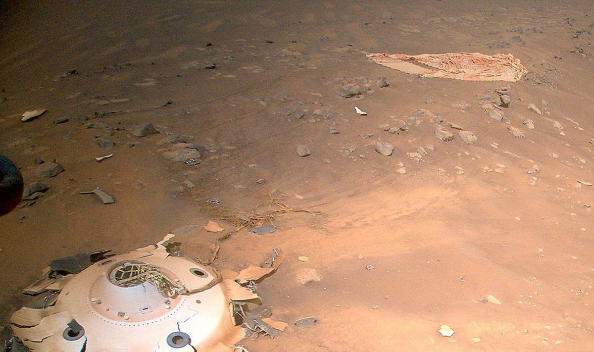 Sudužusio erdvėlaivio liekanos Marse.