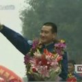 Minios žmonių Kinijoje pasitiko grįžusius astronautus