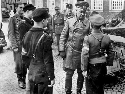 W. Modelis bendrauja su karo tarnybon mobilizuotais paaugliais iš Hitlerjugendo, 1944 m. pabaiga
