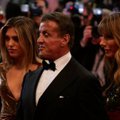 Ant raudonojo kilimo Kanuose pasirodžiusios Sylvesterio Stallone žmona ir dukra tapo vakaro žvaigždėmis
