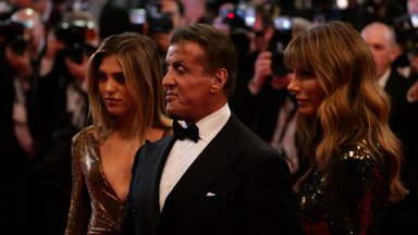 Ant raudonojo kilimo Kanuose pasirodžiusios Sylvesterio Stallone žmona ir dukra tapo vakaro žvaigždėmis