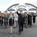 Ким Чен Ын в честь своего дня рождения подарил детям по килограмму конфет