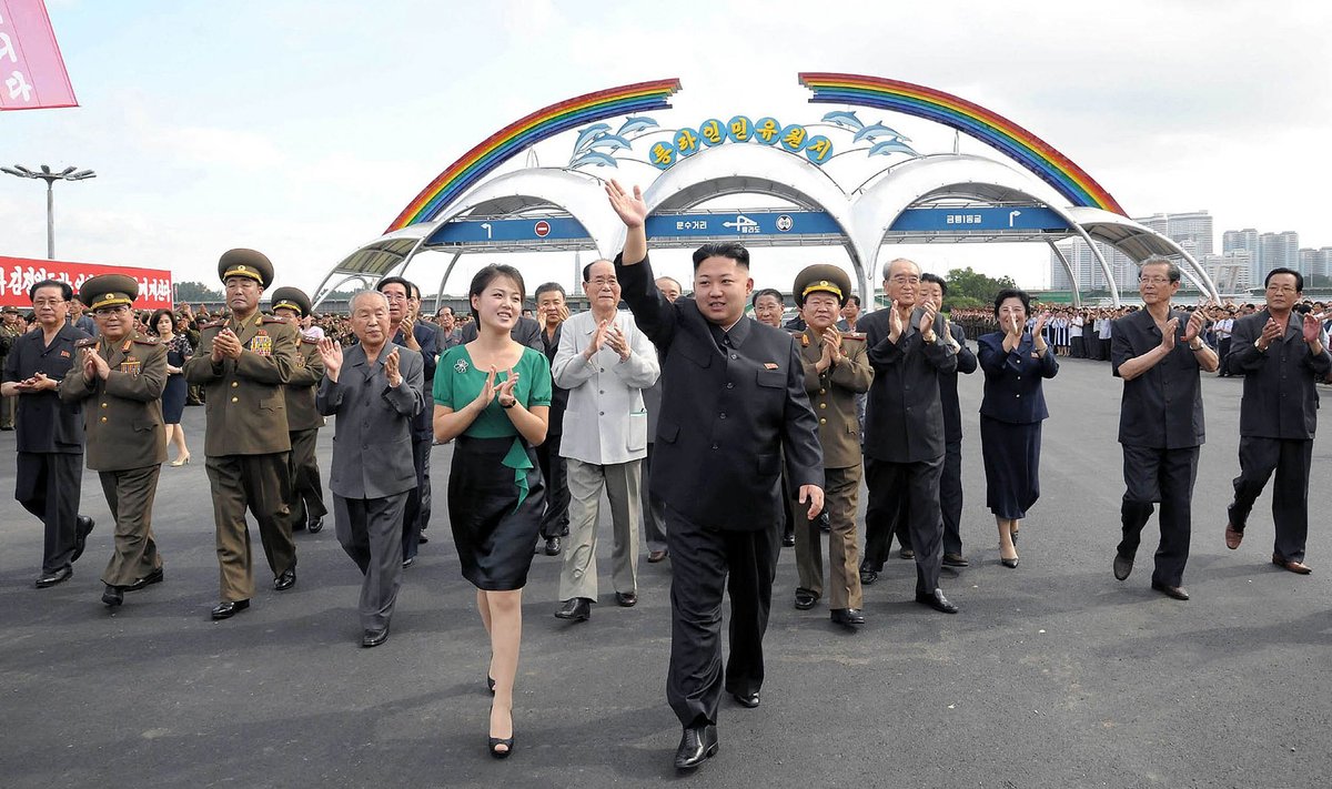 Šiaurės Korėjos vadovas Kim Jong Unas (Kim Čen Unas) ir jo žmona Ri Sol Ju (Li Sol Džu)
