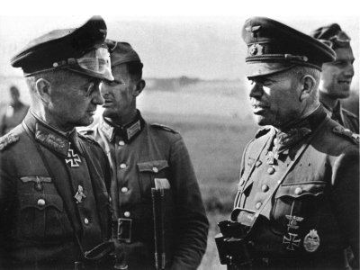W. Modelis (kairėje) kalbasi su H. Guderianu