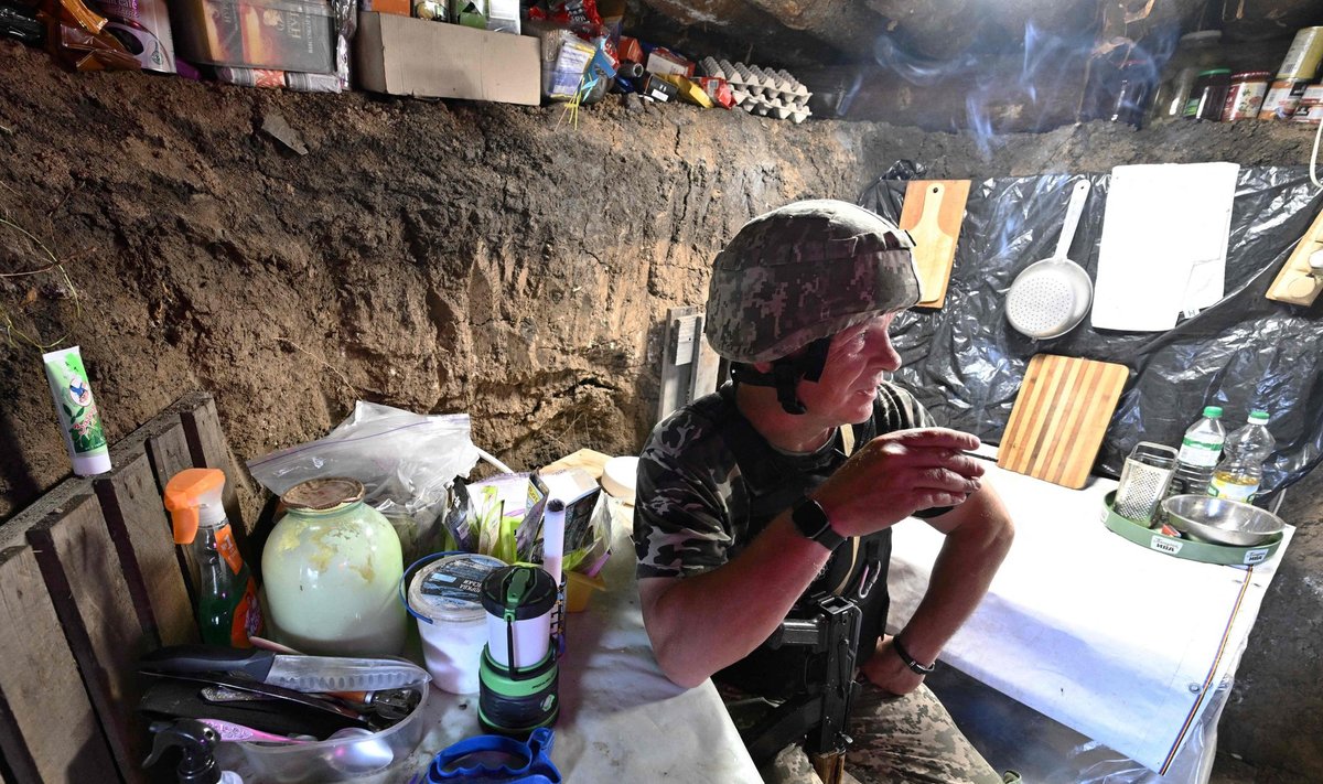 54 metų Ukrainos karys ilsisi apkasuose, Chersono srityje