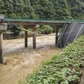 Kinijoje dėl liūties sugriuvus greitkelio tiltui žuvo mažiausiai 12 žmonių
