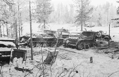 Į apsuptį patekusi miškuose sunaikinta sovietų technika: tankai, sunkvežimiai, kiti kariuomenės reikmėms pritaikyti automobiliai