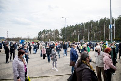 Žmonės laukia vakcinų Vilniuje prie Litexpo