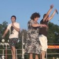 Įkaitintos šokių ritmo Vitebsko gyventojos suspindėjo go-go šokėjų amplua
