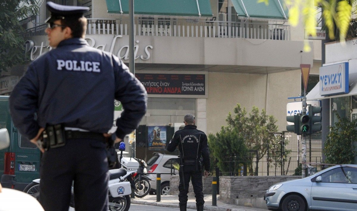Graikų policija prie Rusijos ambasados Atėnuose
