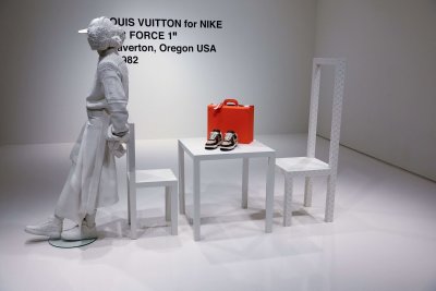 „Nike“ ir „Louis Vuitton“ kurti laisvalaikio bateliai
