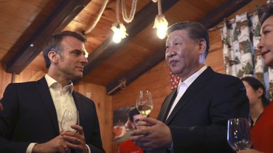 Macronas Xi Jinpingui įteikė labai simbolišką dovaną 