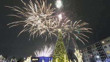 Jonavoje sužibo auksinė Kalėdų eglė: miestas paniro į magišką pasakų pasaulį