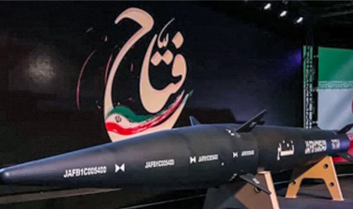 Iranas pristatė pirmąją savo kurtą hipergarsinę raketą