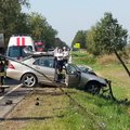 Magistralėje sunkvežimio ir „Mercedes“ avarija: žmogų iš automobilio ištraukė ugniagesiai