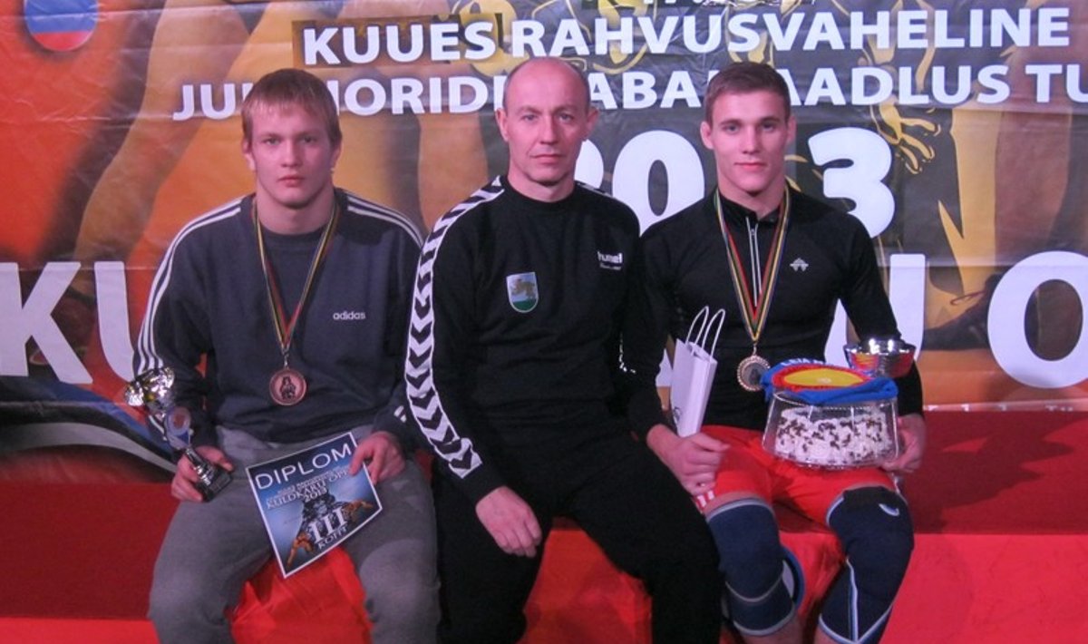 Iš kairės: Andrius Mažeika, treneris Valdas Grišius, Andrius Žekas