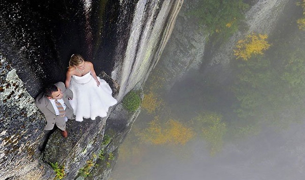 Vestuvių fotosesija ant uolos krašto