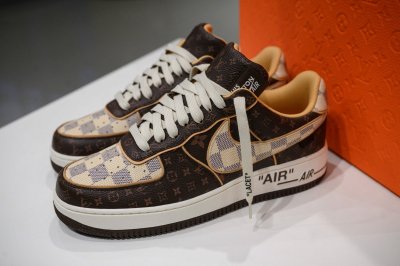 „Nike“ ir „Louis Vuitton“ kurti laisvalaikio bateliai