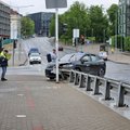 Išnuomoto elektromobilio nesuvaldęs vairuotojas rėžėsi į Karaliaus Mindaugo tilto atitvarus