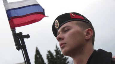 Акунин о россиянах, встающих под гимн РФ на пляже в Сочи: их не жалко