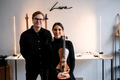 Rapolas Gražys ir Lora Kmieliauskaitė su nauju "Lava Vio Drop" elektriniu smuiku (Artūro Morozovo nuotr.) 