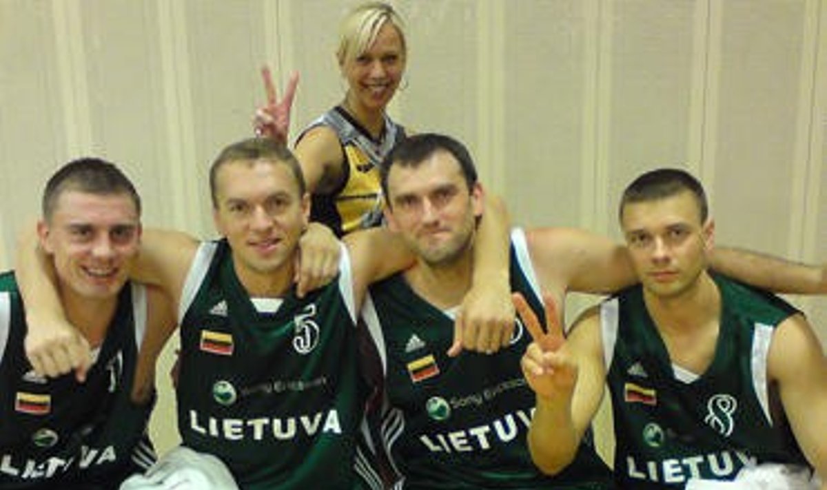 Lietuvos trijulių krepšinio komanda (iš kairės): R. Pulkauninkas, D. Čiūta, M. Budzinauskas ir M. Jasaitis (už nugaros stovi delegacijos vadovė A. Ginelevičienė) 